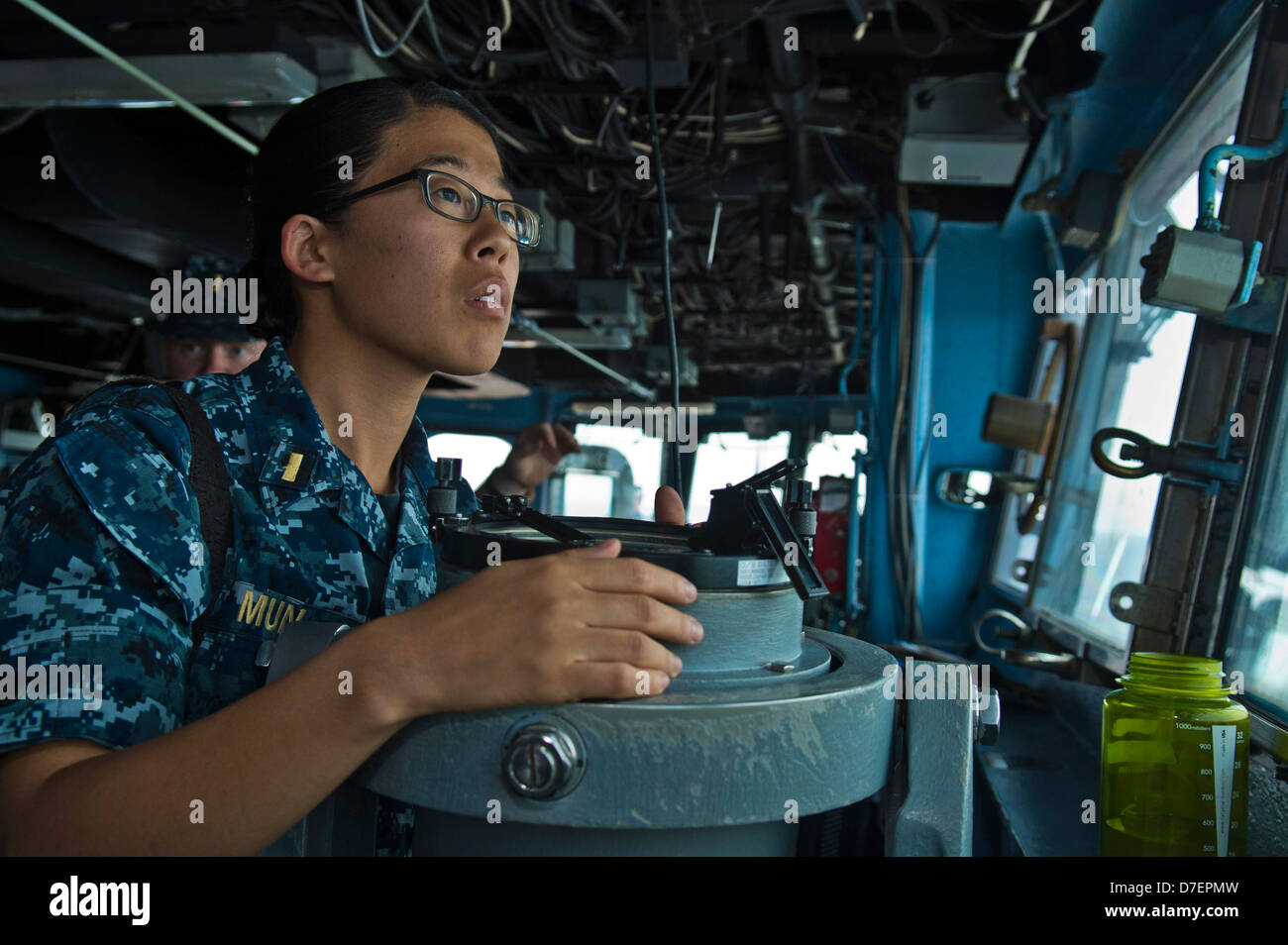 USS TORTUGA arrive à Okinawa. Banque D'Images