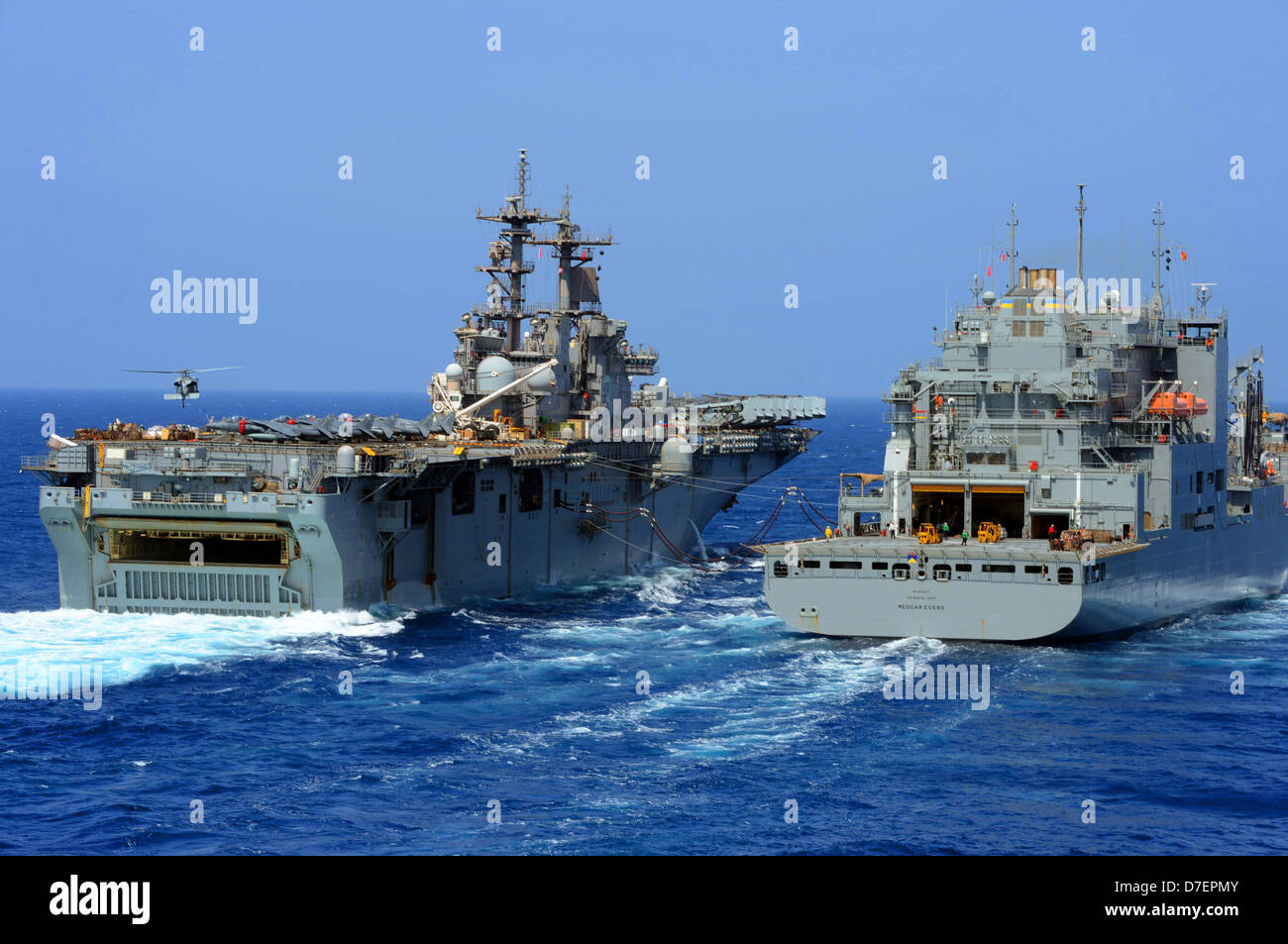 L'USS Kearsarge reçoit le carburant de l'USNS Medgar Evers. Banque D'Images