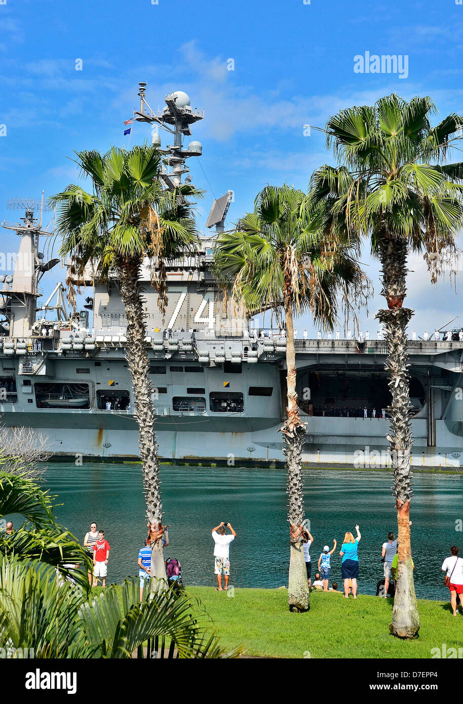 USS John C. Stennis entre dans Pearl Harbor. Banque D'Images
