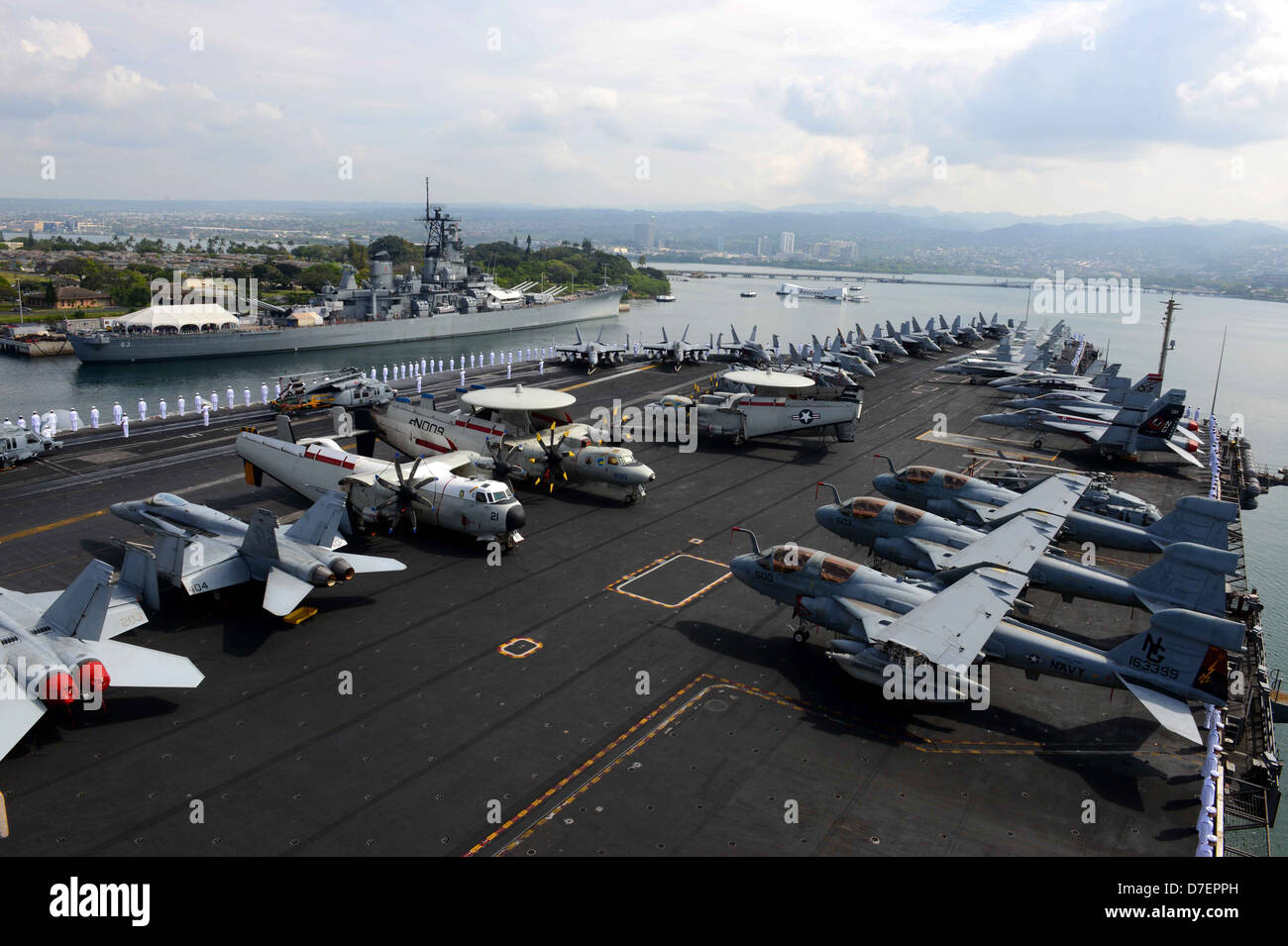 USS John C. Stennis entre dans Pearl Harbor. Banque D'Images