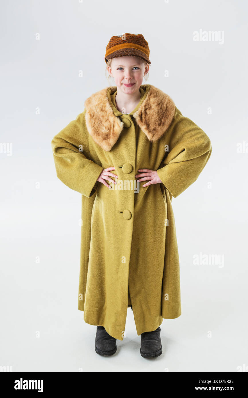 Portrait d'une jeune fille vêtue d'un manteau surdimensionné grandi sur un  fond blanc;Anchorage Alaska États-Unis d'Amérique Photo Stock - Alamy