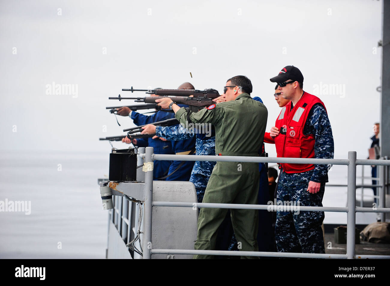 USS Carl Vinson mène un exercice de tir réel. Banque D'Images