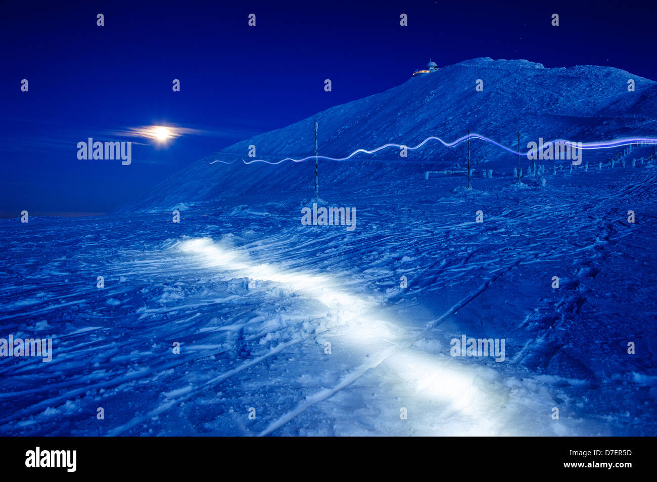 Peinture de lumière dans un paysage d'hiver à la neige des montagnes Karkonosze, Pologne. Banque D'Images