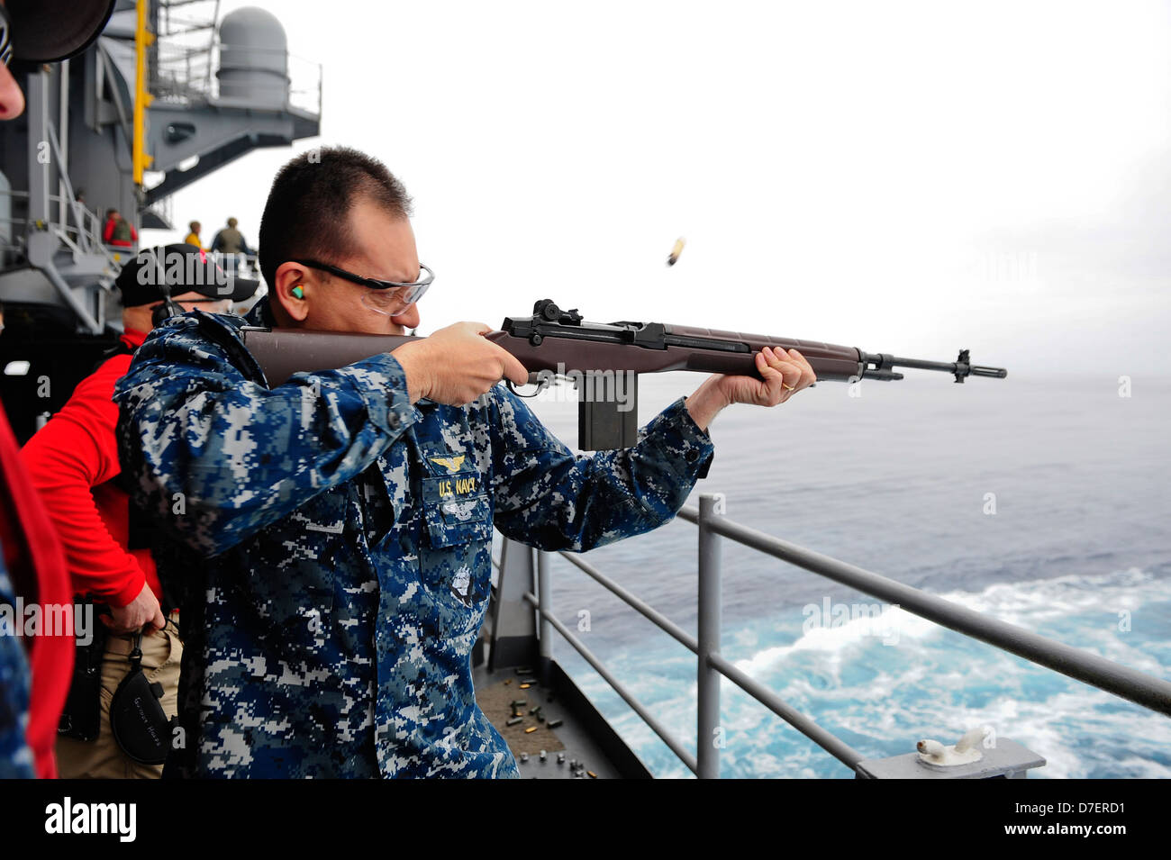 Les feux d'un marin un fusil M-14. Banque D'Images