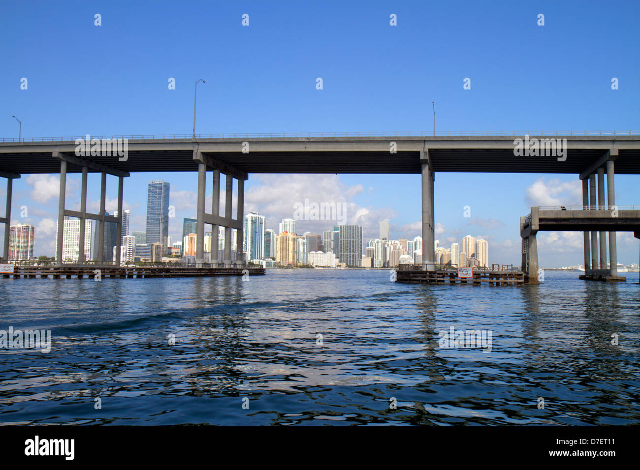 Miami Floride, Biscayne Bay eau, Rickenbacker Causeway, pont, ville horizon paysage urbain, Brickell, centre-ville, eau, gratte-ciel, gratte-ciel hauteur gratte-ciel chute Banque D'Images