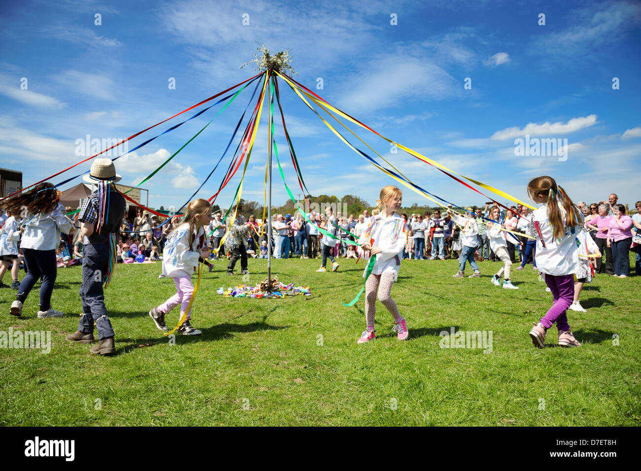 Les enfants de l'École de la danse autour du mât, Dilwyn show, Herefordshire, Angleterre. Filles de l'école de danse avec des rubans sur la place du village. Banque D'Images