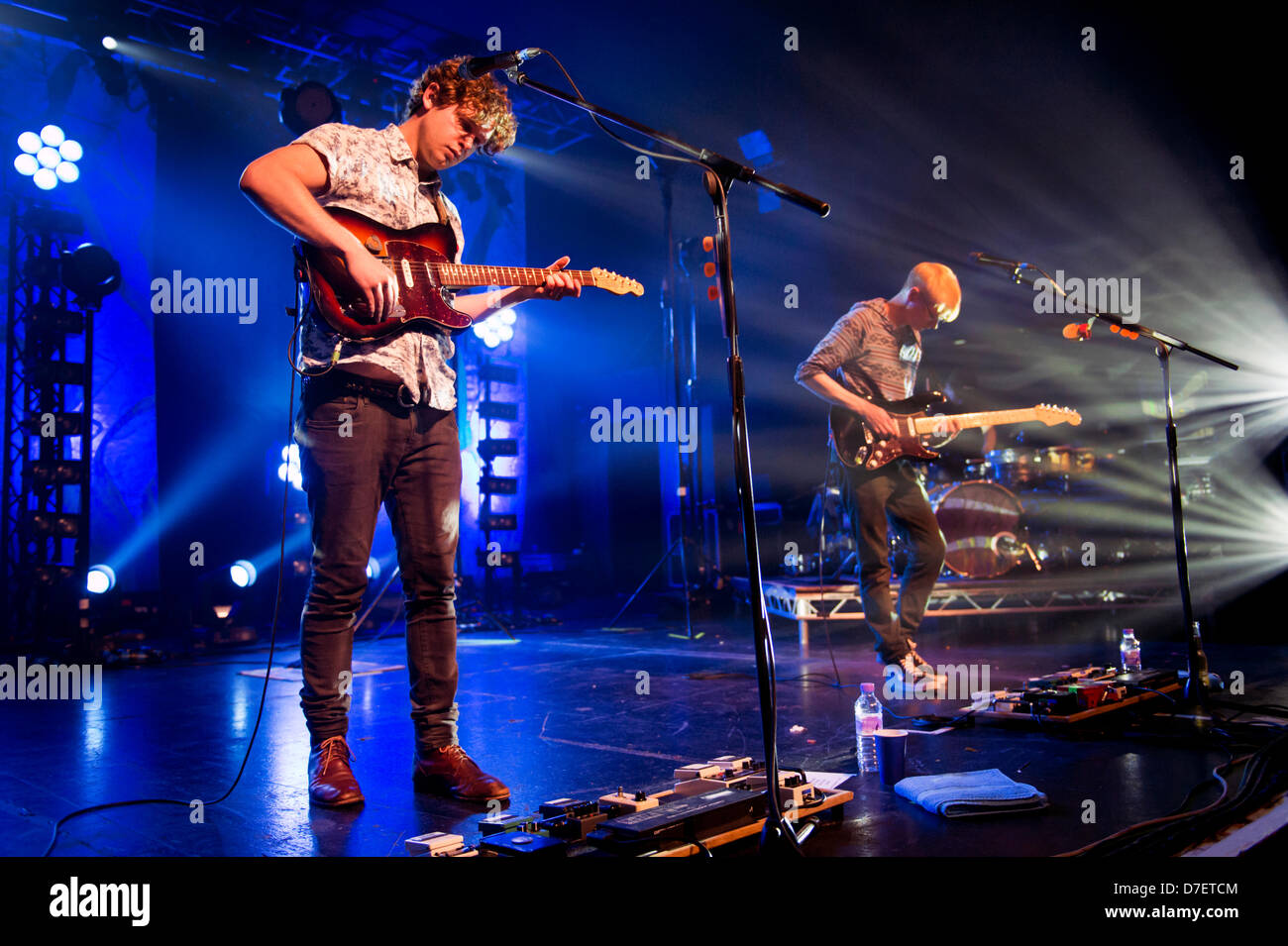Birmingham UK. 5 mai, 2013. Groupe de rock alternatif Alt-J, à Birmingham O2 Academy. Guitariste et chanteur Joe Newman. Le bassiste Gwil Sainsbury. Banque D'Images