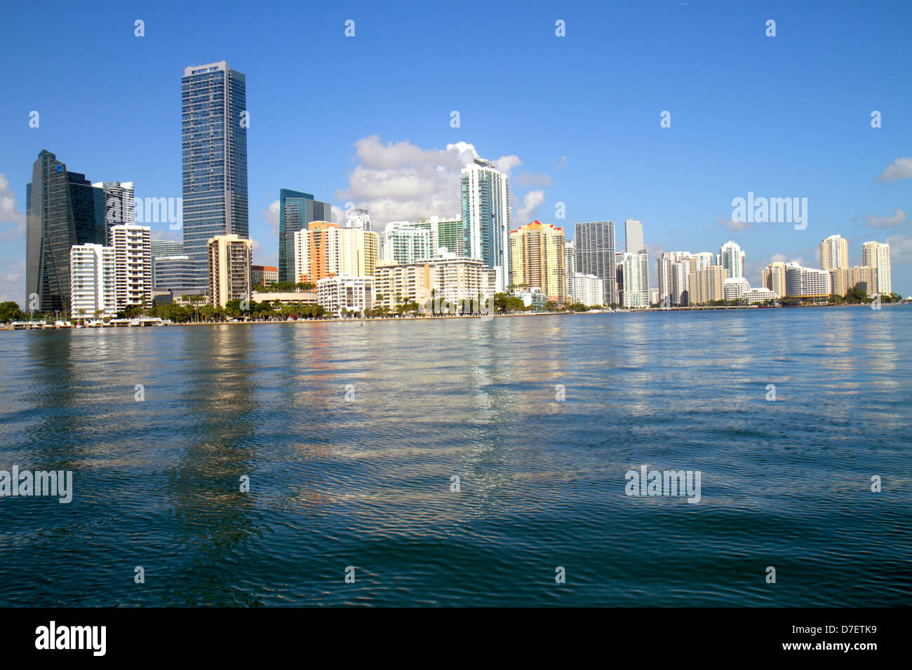 Miami Florida, Biscayne Bay eau, ville horizon paysage urbain, Brickell, centre-ville, eau, gratte-ciel, gratte-ciel de hauteur gratte-ciel bâtiment bâtiments condom Banque D'Images