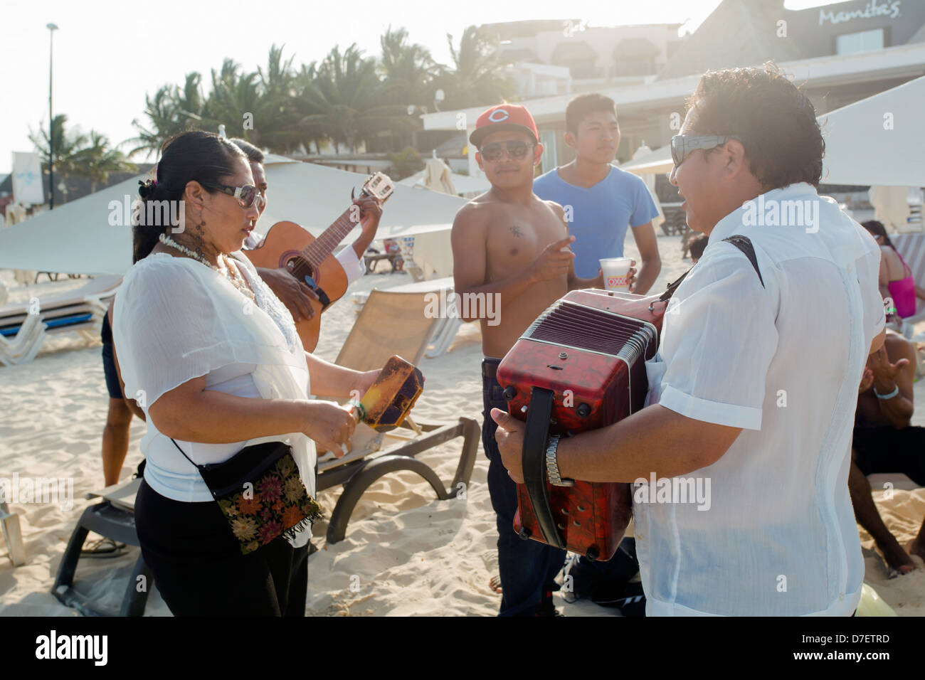 Groupe de musiciens jouant de la musique traditionnelle mexicaine sur la plage Banque D'Images