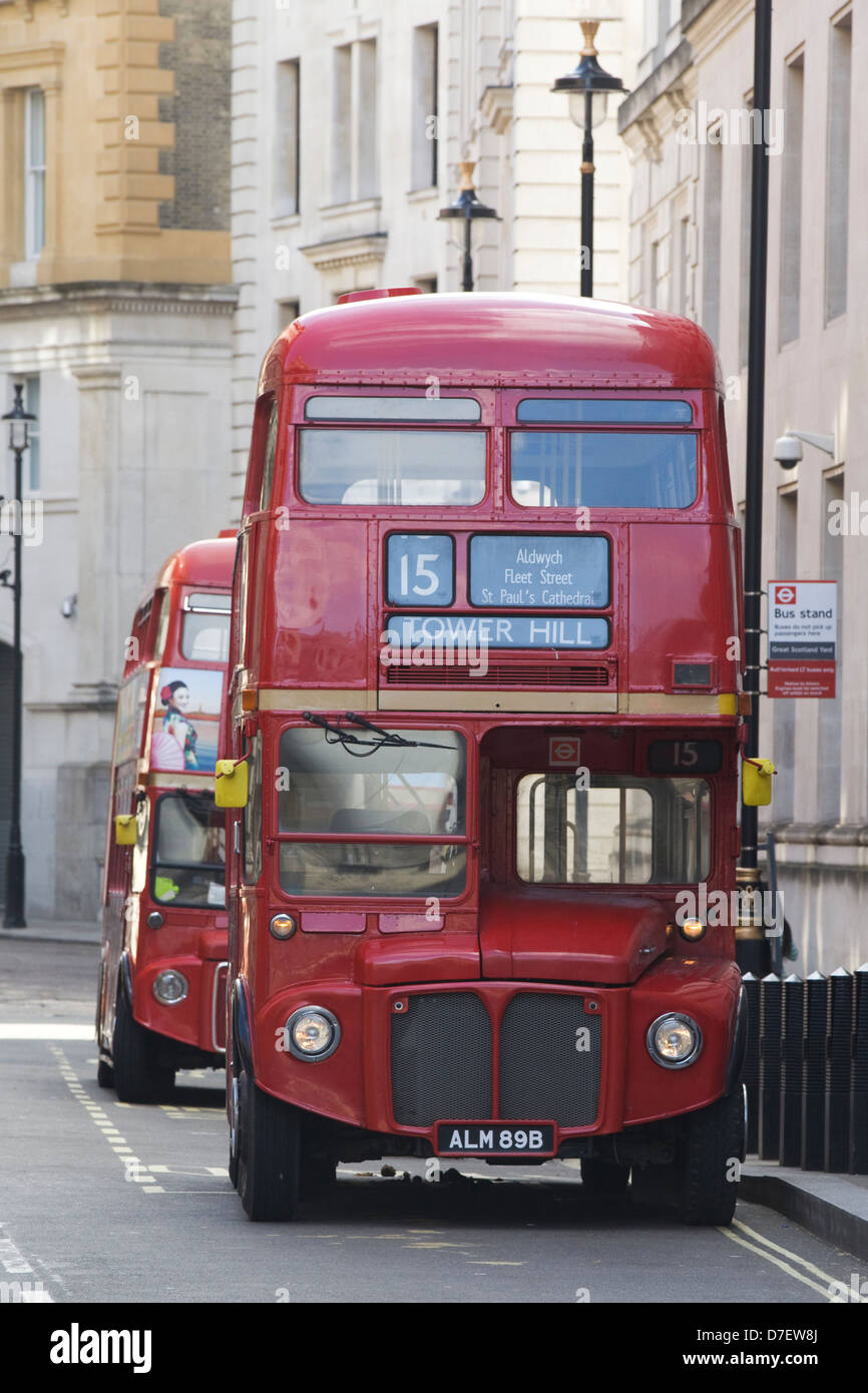 Route London bus master parqué dans Grand Scotland yard road London Banque D'Images
