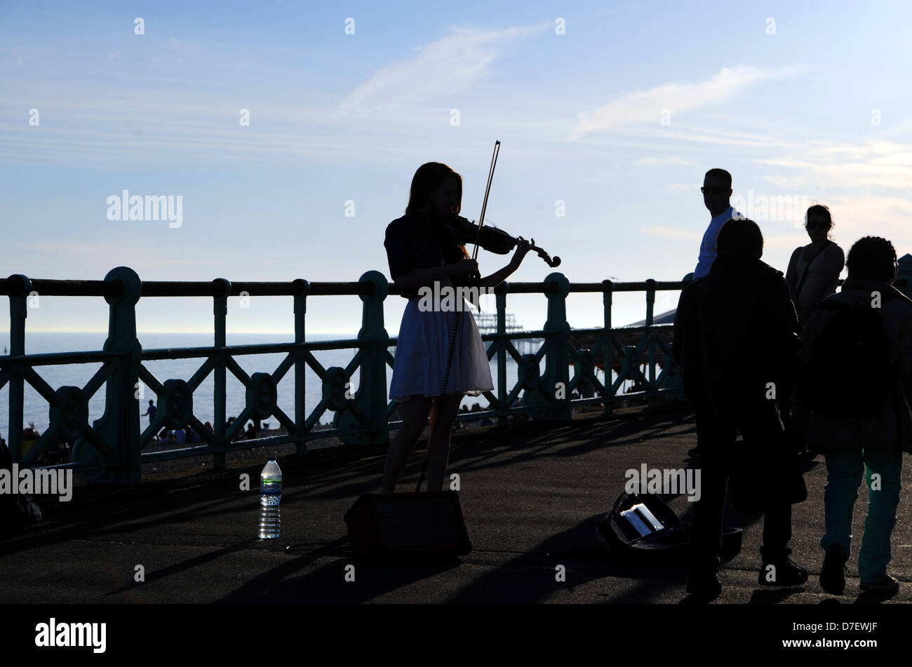 Brighton UK 6 mai 2013 - Un musicien ambulant à jouer du violon en début de soirée sur le front de mer de Brighton au cours de la maison de banque mai lundi Banque D'Images