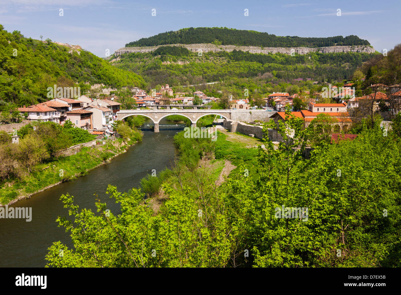 Aperçu de la vieille ville de Veliko Tarnovo et pont de la rivière Yantra. Veliko Tarnovo, Bulgarie Banque D'Images