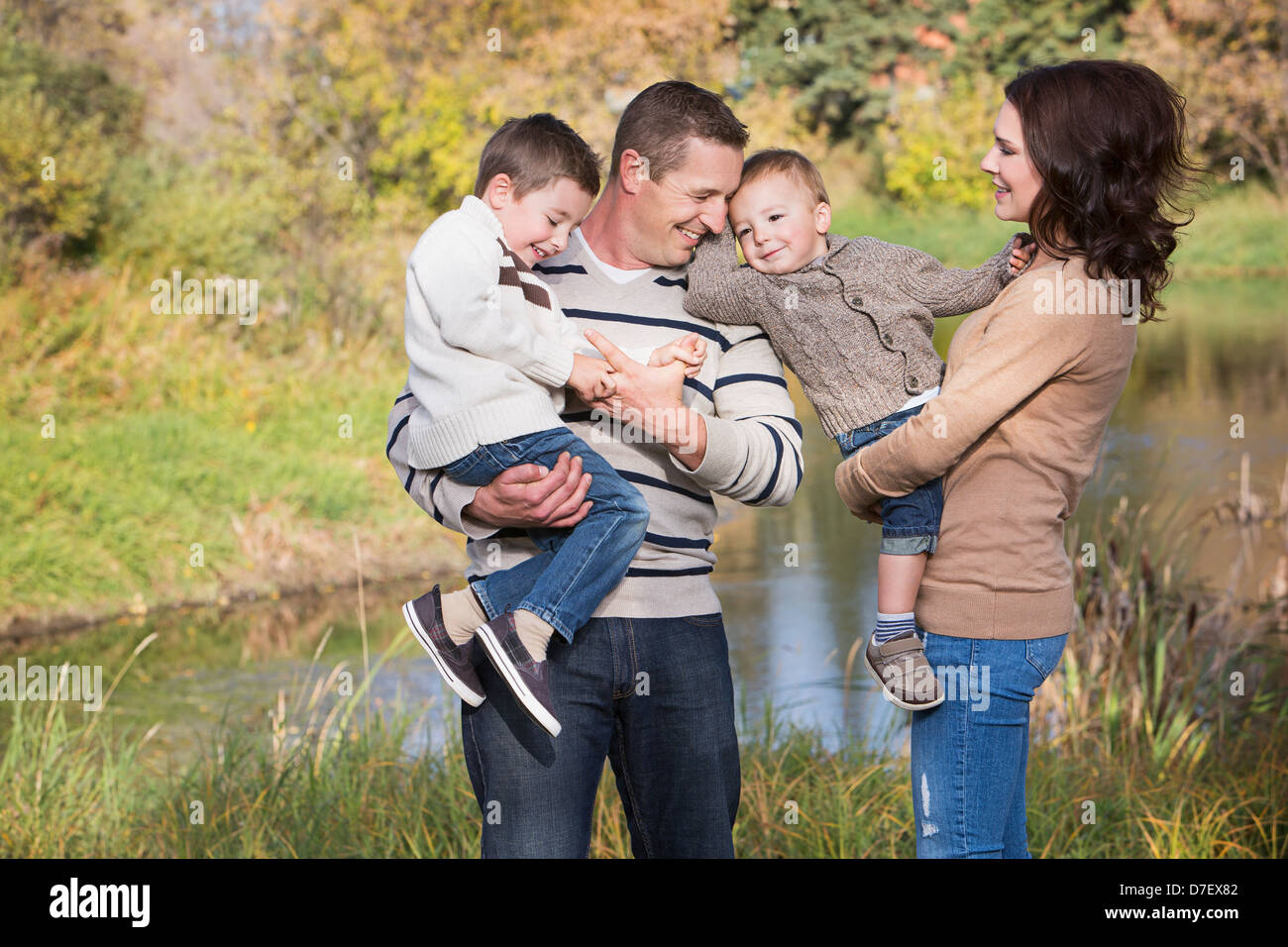 Une famille de passer du temps ensemble dans un parc en automne;St. Albert alberta canada Banque D'Images