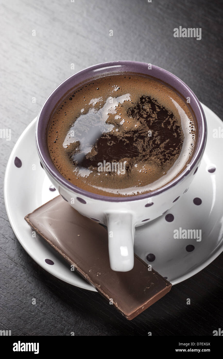 Tasse à café et chocolat sur table en bois Banque D'Images