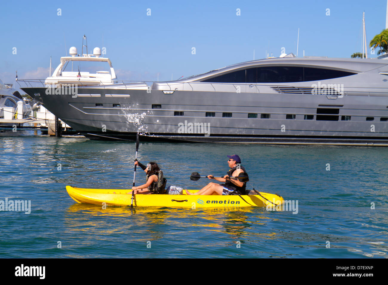 Miami Beach Florida,Biscayne Bay eau,marina,bateaux,super,méga,yacht,kayak,kayakistes,adultes  femme femme femme,homme hommes,couple,pagayage Photo Stock - Alamy