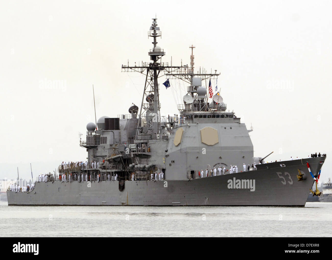 USS Mobile Bay revient à l'attache. Banque D'Images