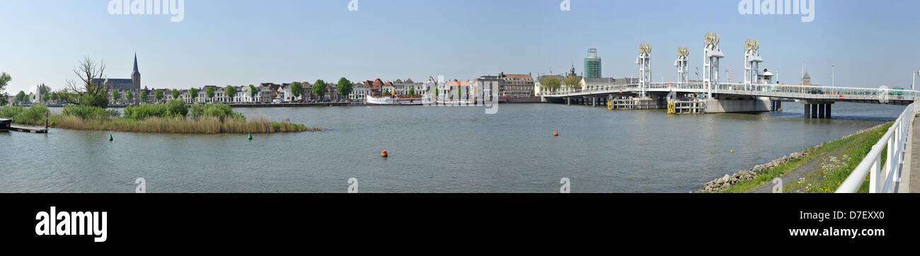 Vue panoramique de la ville de Kampen, une ancienne ville de la Hanse, l'IJssel Pays-Bas près de pont et de l'autre côté de la rivière Banque D'Images