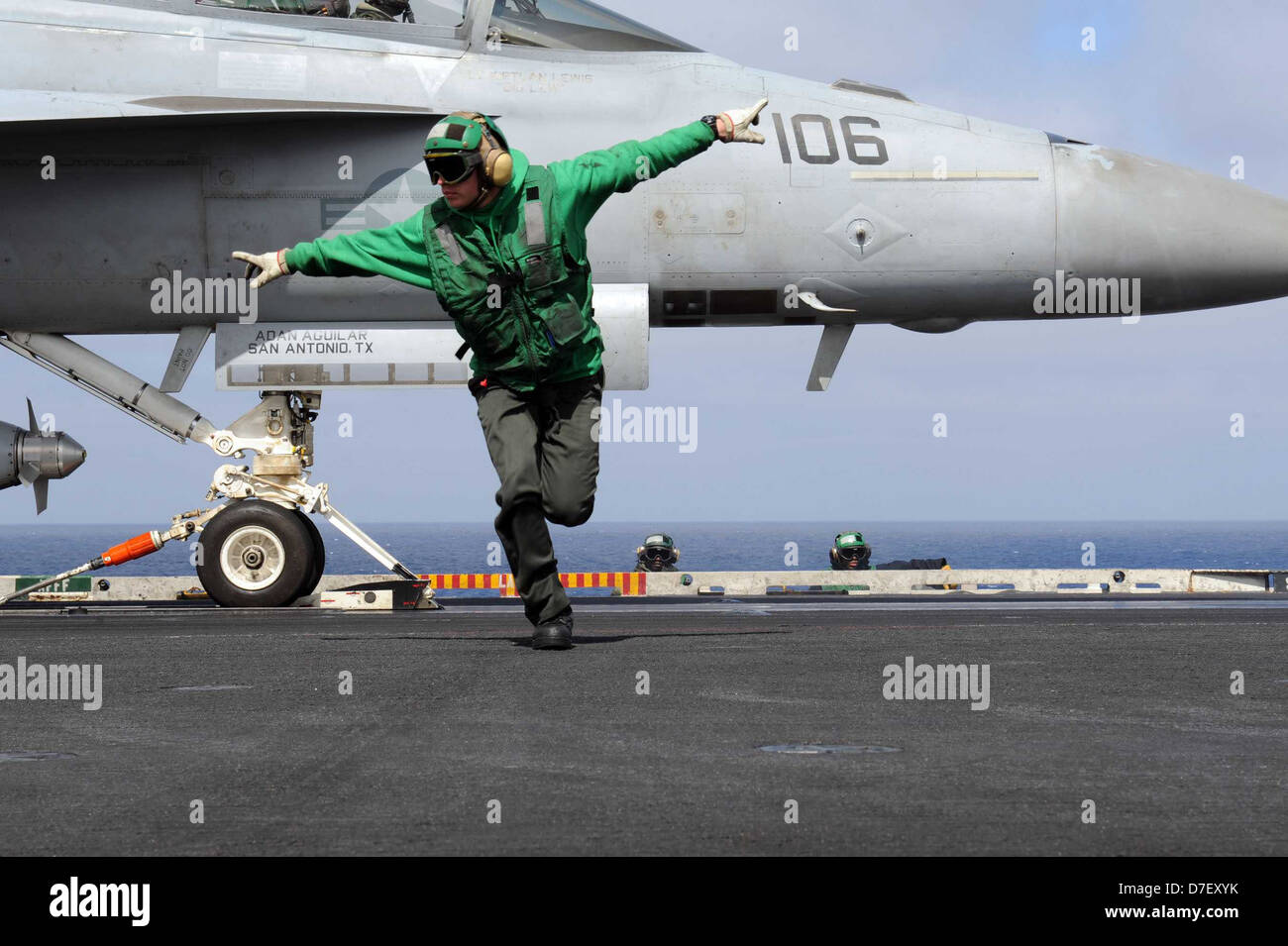 Les signaux d'un marin lancer la préparation d'une F-A-18F Super Hornet. Banque D'Images