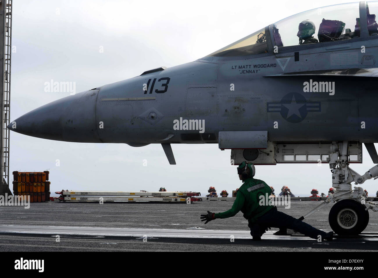 Un F/A-18F Hornet se prépare à lancer. Banque D'Images