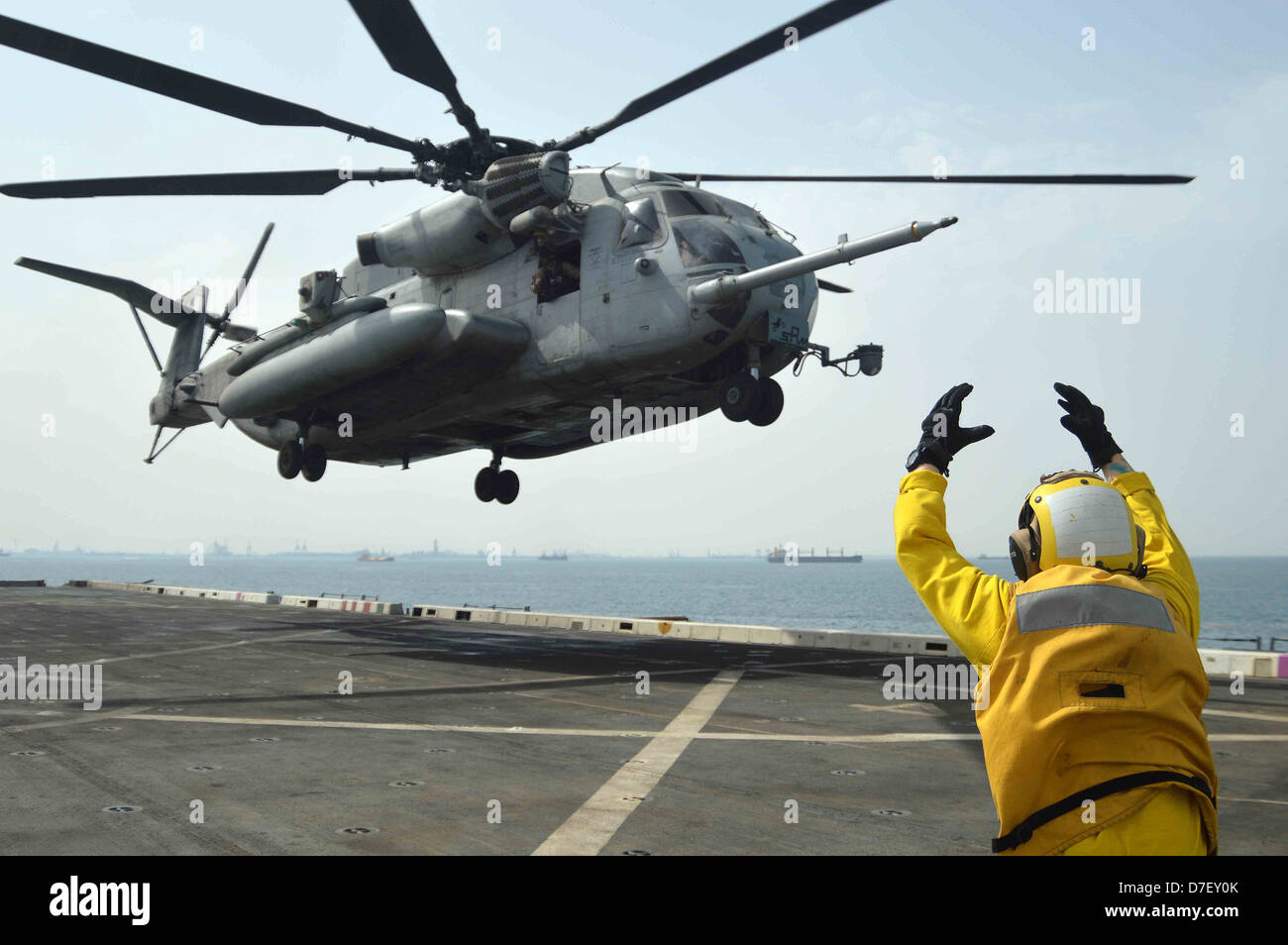 Un marin les signaux du décollage jusqu'à l'CH-53E Super Stallion. Banque D'Images