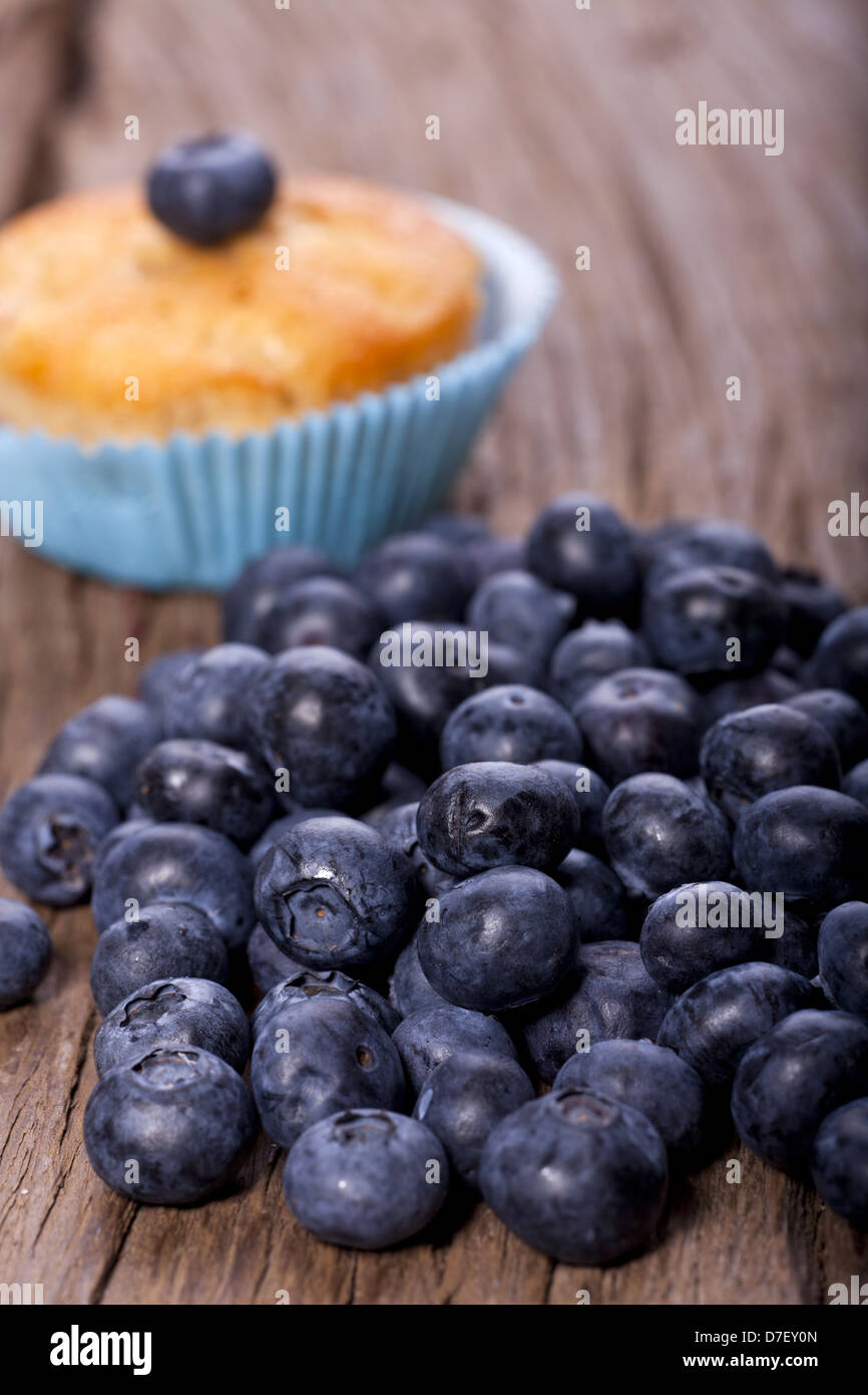 Une tarte aux bleuets et beaucoup sur la vieille table en bois Banque D'Images
