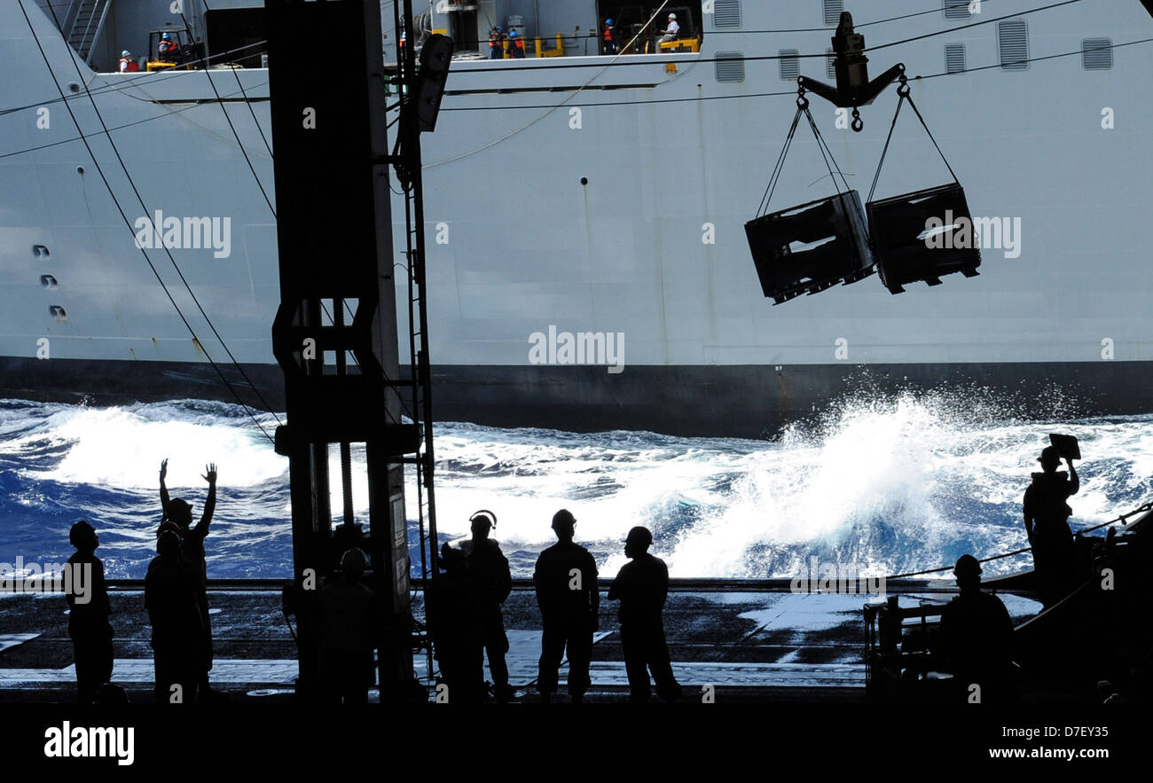 L'USNS Richard E. Byrd resuplies USS Nimitz. Banque D'Images