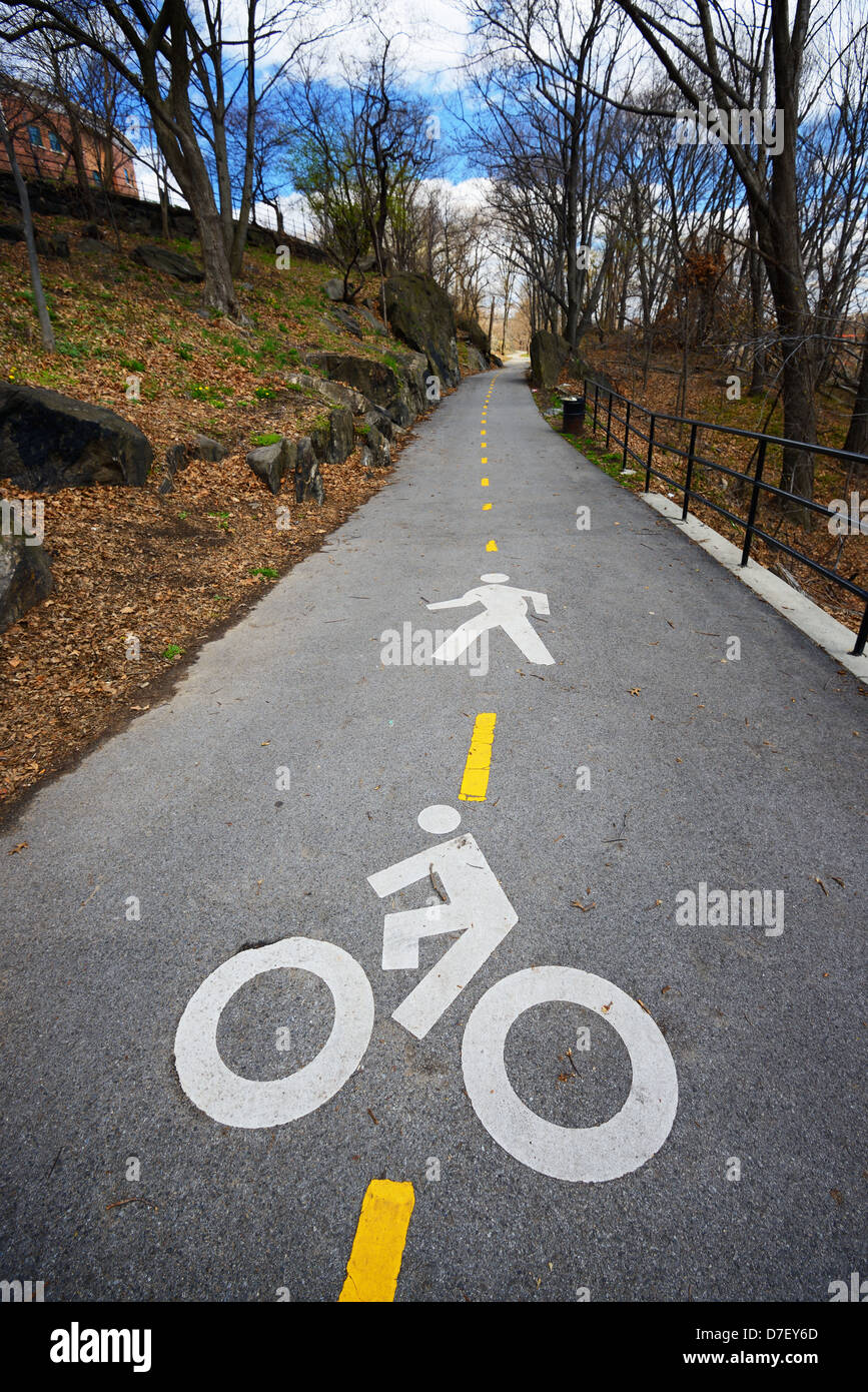 Le marquage indiquant la rue passage pour les bicyclettes et les piétons dans le parc Washington Heights Banque D'Images