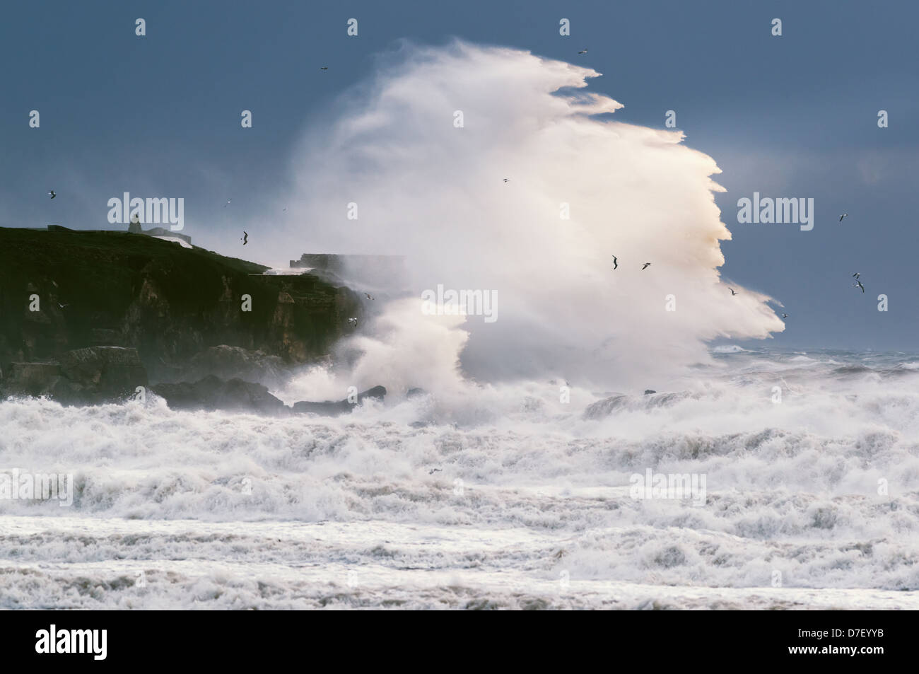 Une grosse vague s'écrase dans port;tarifa cadiz andalousie La Isla, Espagne Banque D'Images