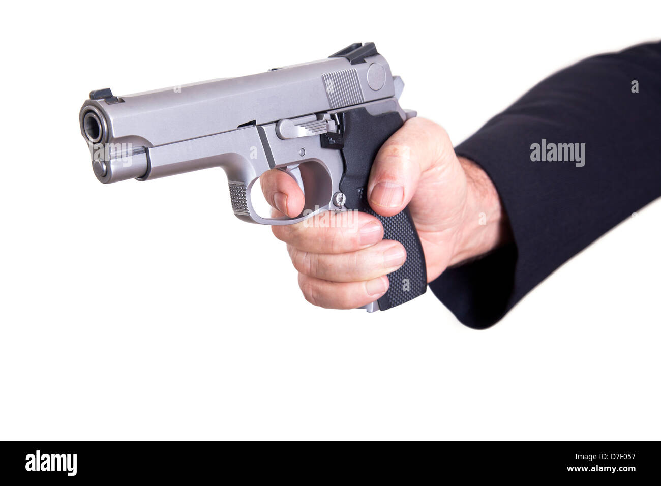 Le côté adulte mature man wearing suit holding 9mm arme deux mains visant à cibler. Isolé sur fond blanc. Banque D'Images