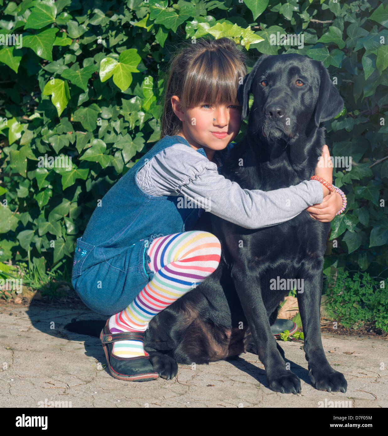 Jeune fille avec son animal de compagnie labrador;malaga andalousie espagne Banque D'Images