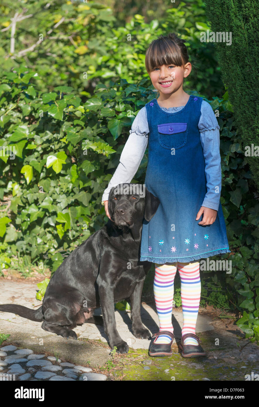 Jeune fille avec son animal de compagnie labrador;malaga andalousie espagne Banque D'Images