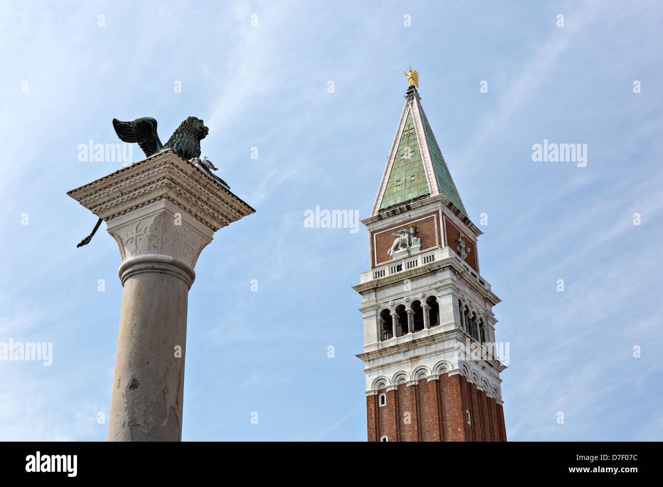 Lion de St Marc et St Mark's Campanile est le clocher de la Basilique St Marc à Venise, Italie Banque D'Images