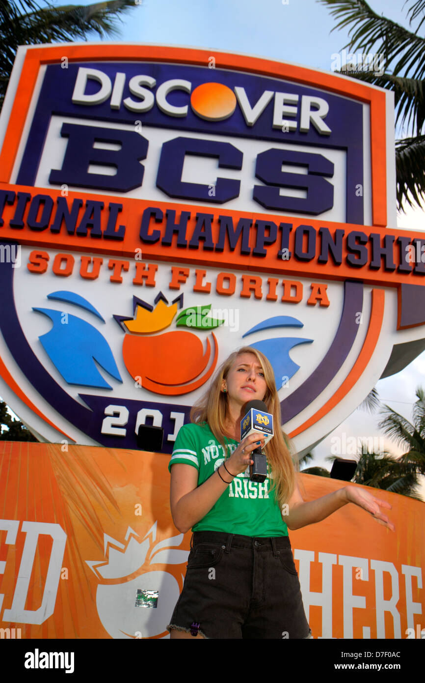 Miami Beach Florida,Ocean Drive,Lummus Park,Discover BCS National Championship,logo,panneau,football universitaire,femme femme femme femme,journaliste,journaliste,journaliste,média Banque D'Images