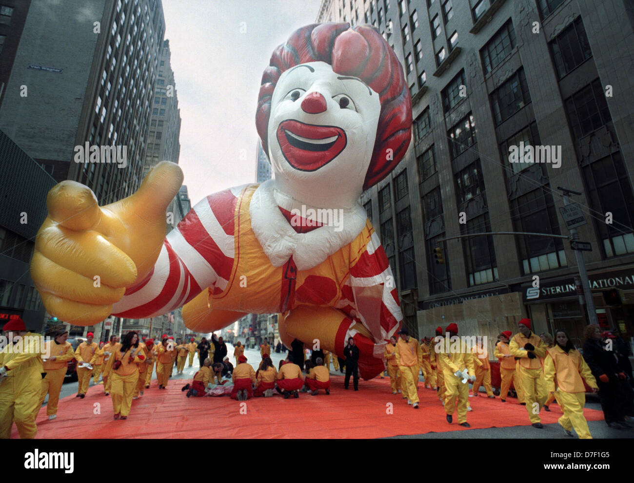 Les gestionnaires de l'ballons ballon Ronald McDonald de démarrer le processus de déflation à la fin de la Macy's Thanksgiving Day Parade Banque D'Images