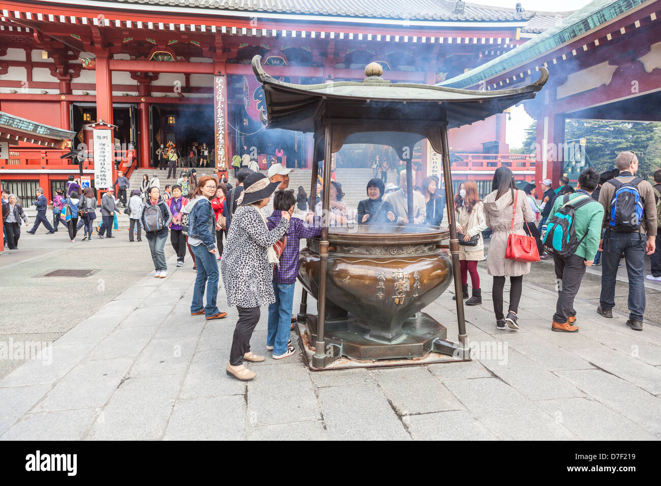 De l'urne pour brûler des bâtonnets parfumés à l'avant du temple d'un sanctuaire principal Senso-ji Kannondo, Asakusa, Tokyo, Japon Banque D'Images