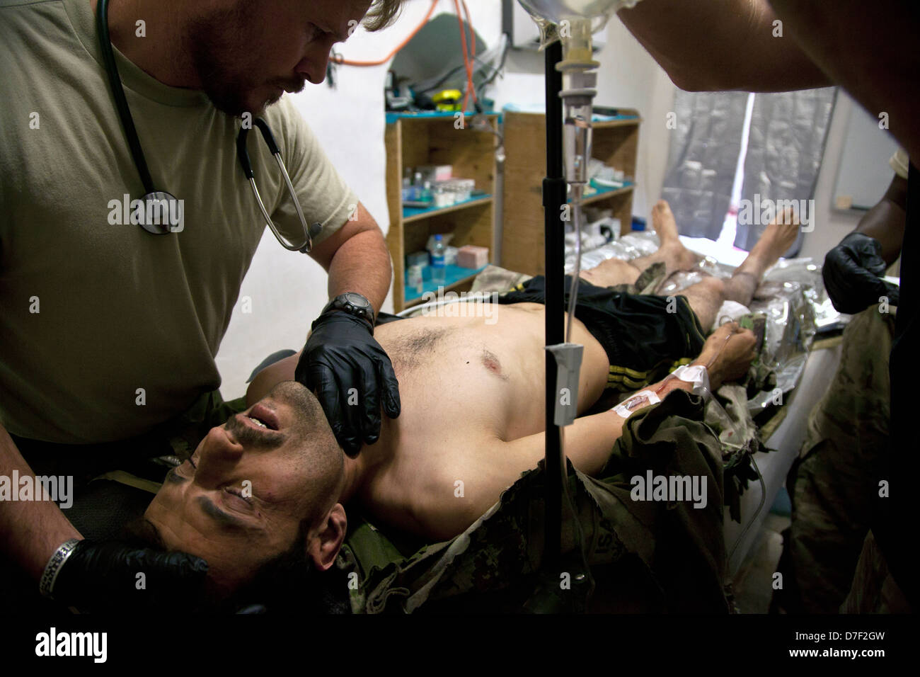 Un soldat de l'Armée nationale afghane est considérée par nous les médecins de l'armée après avoir été blessé dans l'attaque d'un engin explosif le 22 octobre, 2012 dans E-Khuk Khak-Safed, dans la province de Farah, l'Afghanistan. Banque D'Images