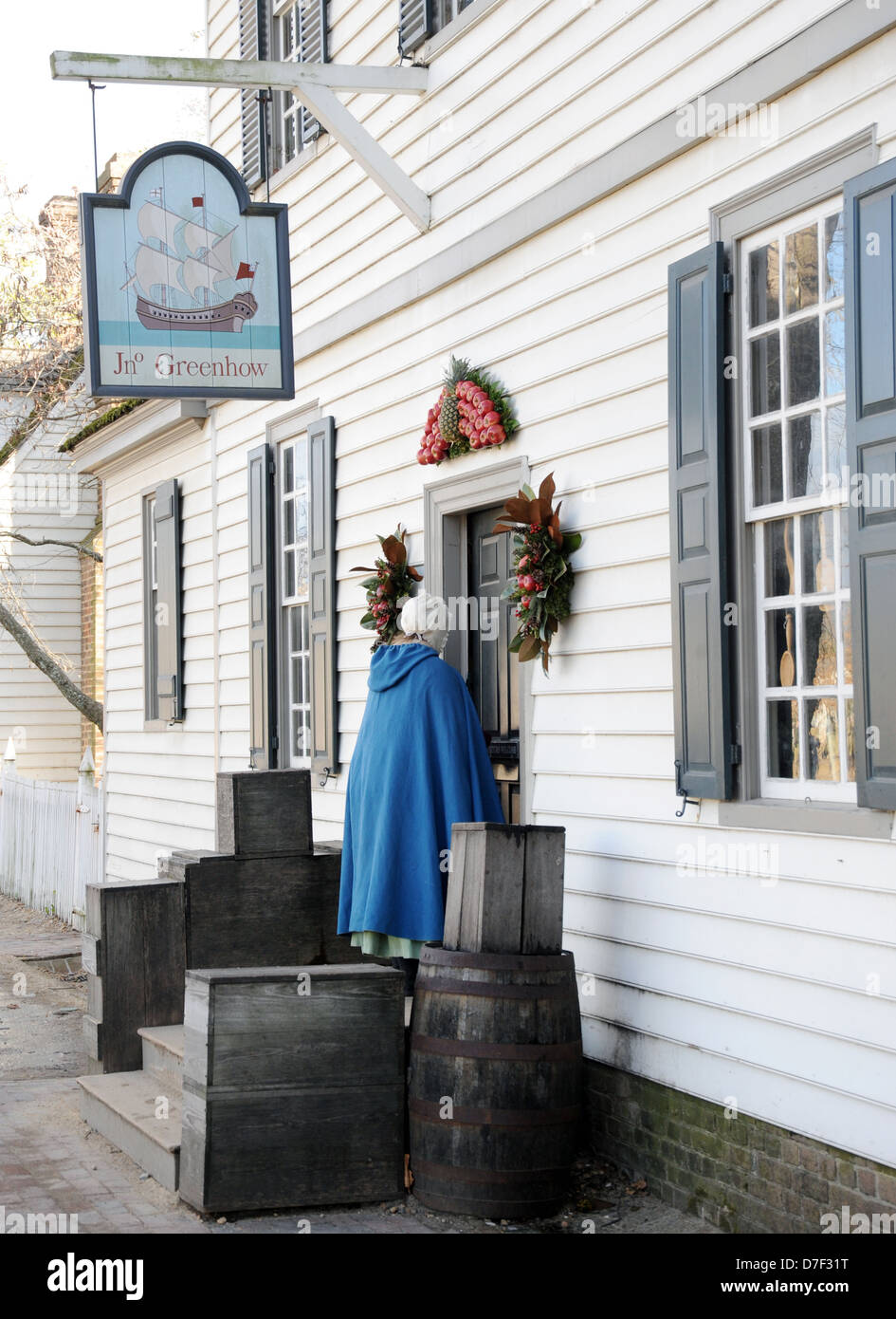 Ville coloniale historique 18e siècle Colonial Williamsburg structures peuple américain, femme entre dans Williamsburg, magasin Banque D'Images