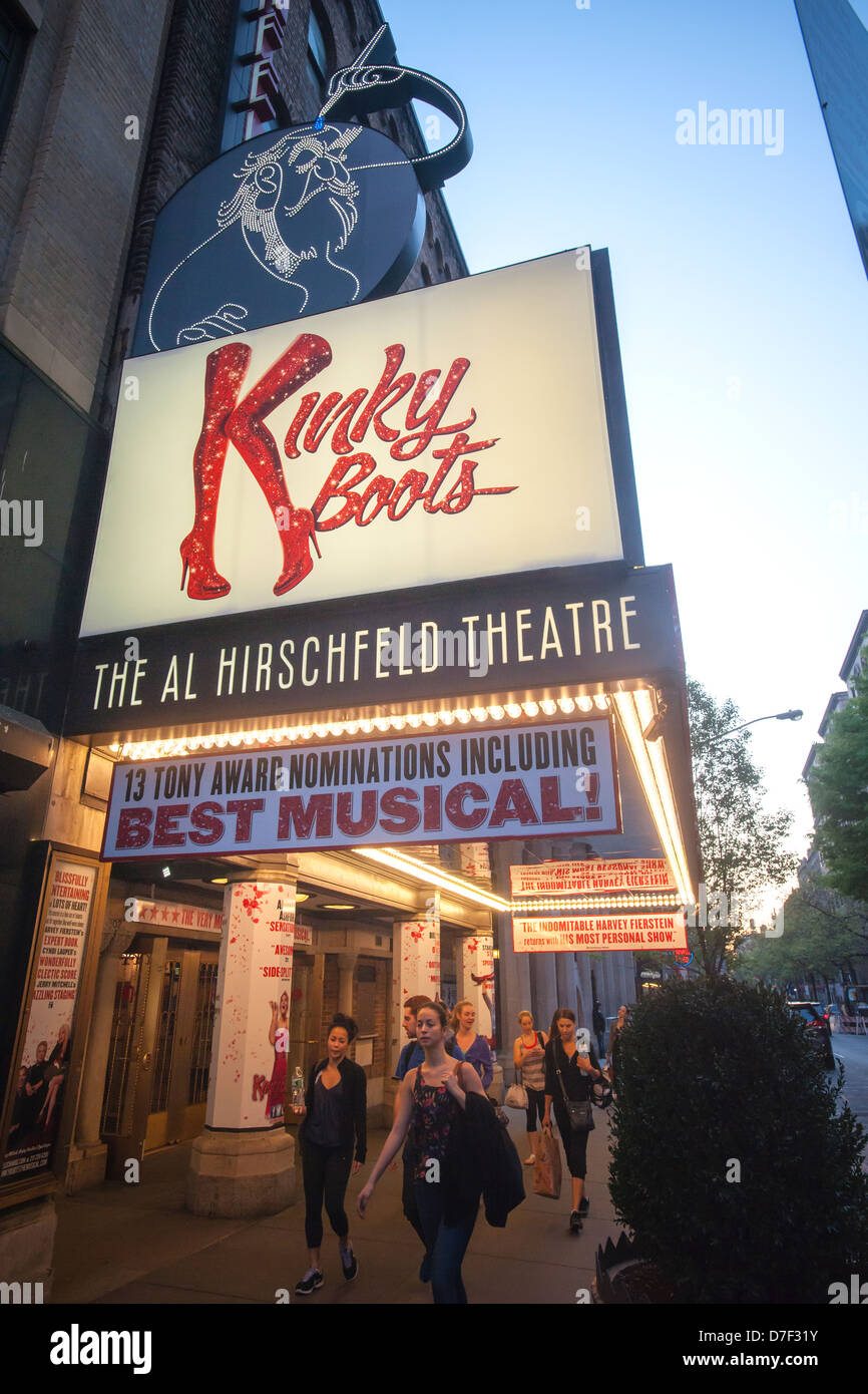 Les amateurs de théâtre juste avant que l'extérieur du rideau Al Hirschfeld Theatre de New York où 'Kinky Boots' est l'exécution de Banque D'Images