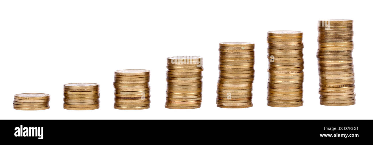 Pièce d'or sept piles dans un essai de hauteur, représentant la croissance financière. Isolé sur fond blanc. Banque D'Images