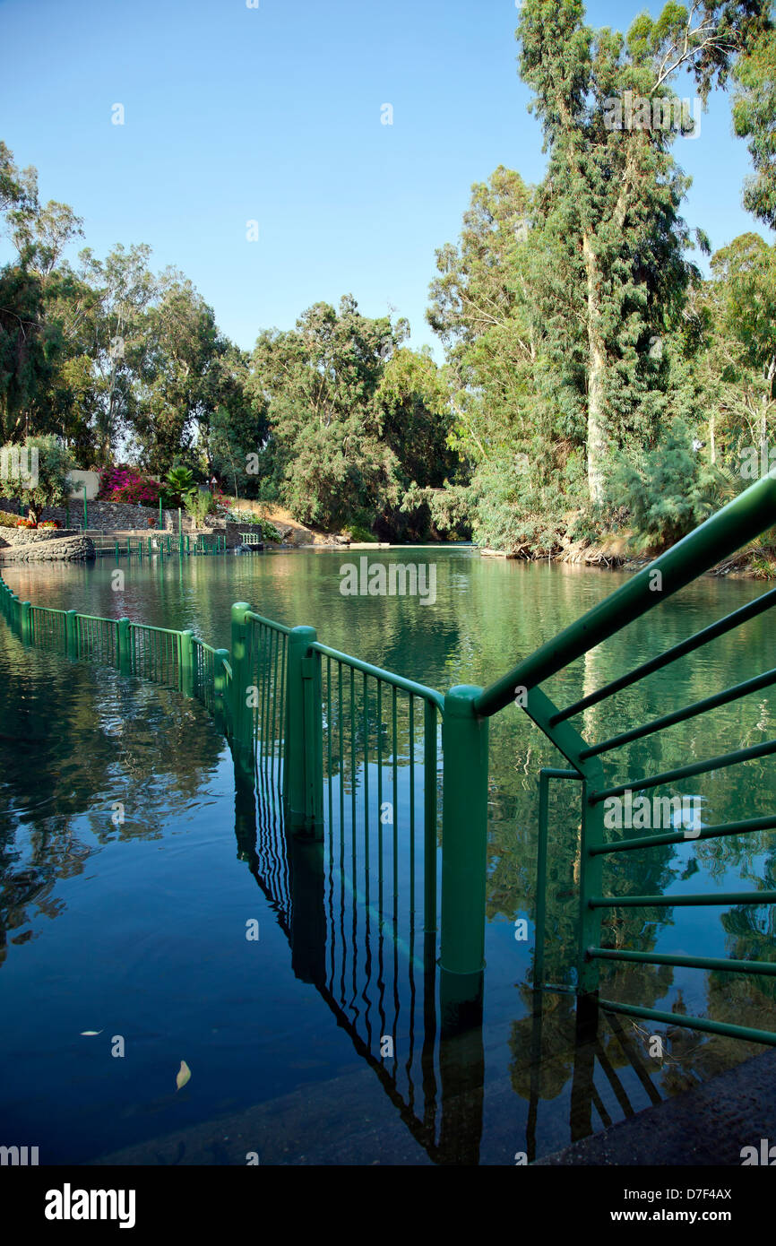 Vue à l'endroit du Baptême au Jourdain en Israël. river se jette dans l'eau de la Mer Morte situé à plus de 100KM à Banque D'Images