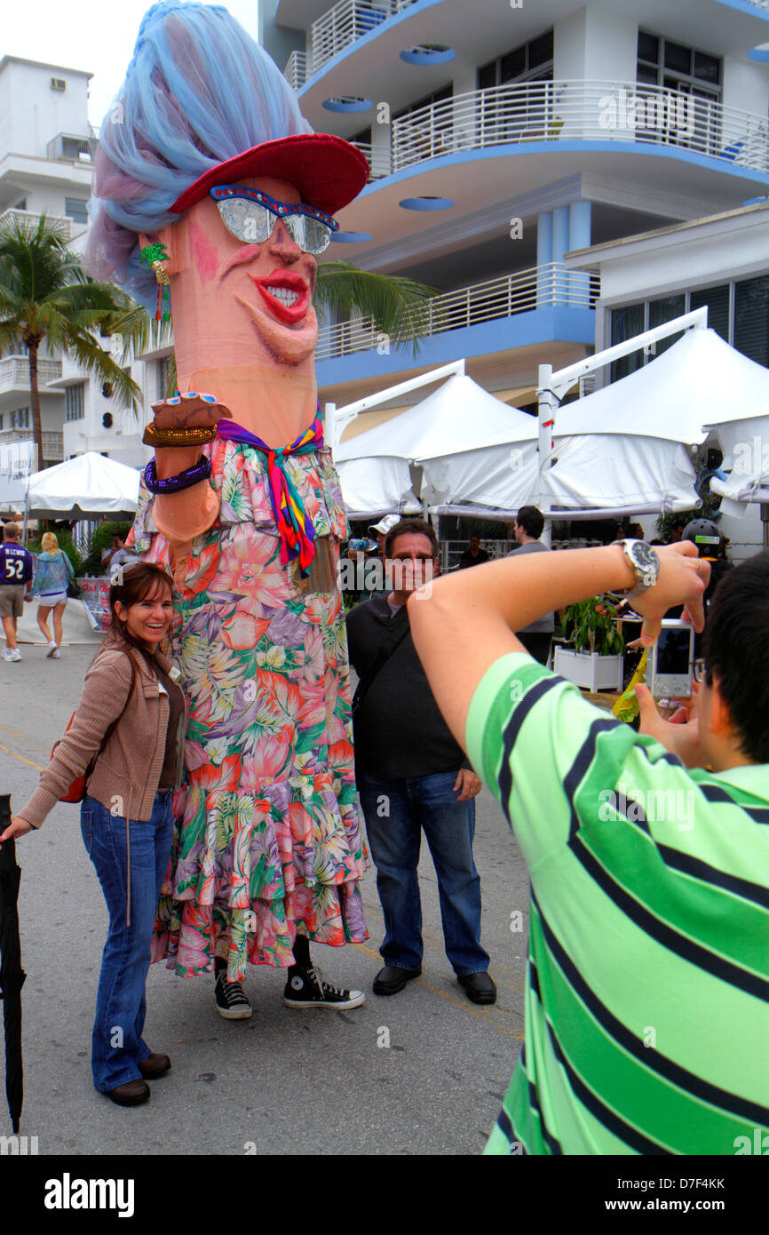 Miami Beach Florida,Ocean Drive,week-end art déco,festival,événement,papier mache,personnage,adulte adultes homme hommes,femme femme femme dame,pose,pose,ca Banque D'Images