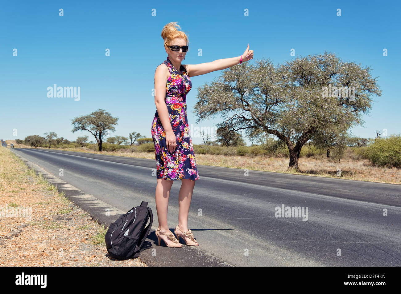 Jolie femme en Afrique de l'auto-stop Banque D'Images