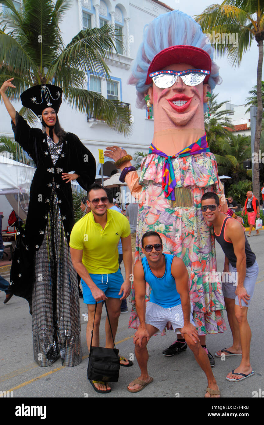 Miami Beach Florida,Ocean Drive,week-end art déco,festival,événement,papier mache,personnage,homme hommes adultes adultes,pose,pose,appareil photo,numérique,pour,visiteur Banque D'Images