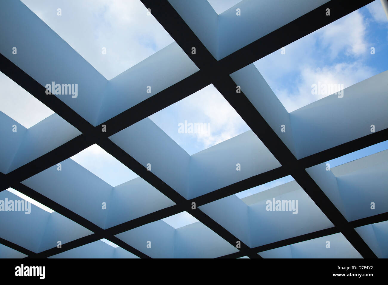 Low angle shot d'une pergola patio sur l'arrière-plan de belle clody ciel. Banque D'Images