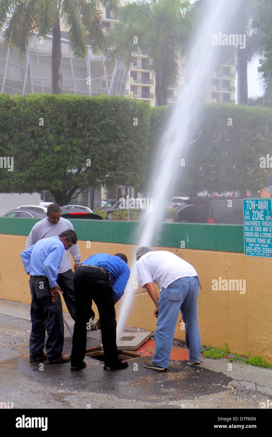 Miami Beach Floride, ville eau principale, tuyau, rupture, cassé, perte de pression, fuite, craquage, employés, homme hommes adultes adultes adultes, Africains noirs, Hispani Banque D'Images