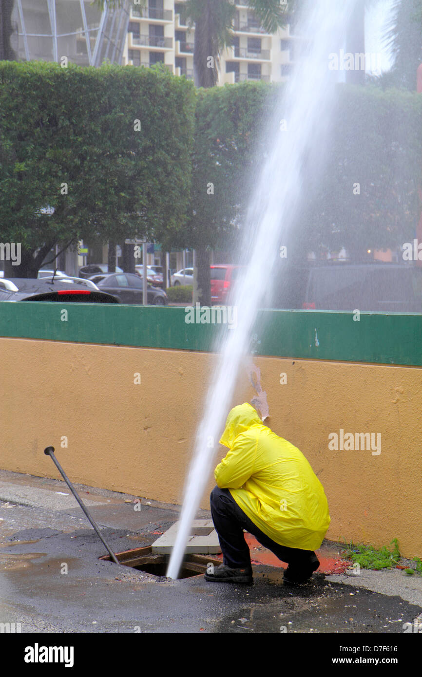 Miami Beach Floride, ville eau principale, tuyau, rupture, cassé, perte de pression, fuite, craquage, employés travailleurs travailleurs travaillant personnel, homme hommes adultes adultes, lo Banque D'Images