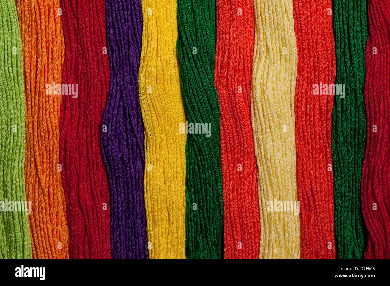 Fil à broder multicolore en lignes, les modèles de couleurs Banque D'Images