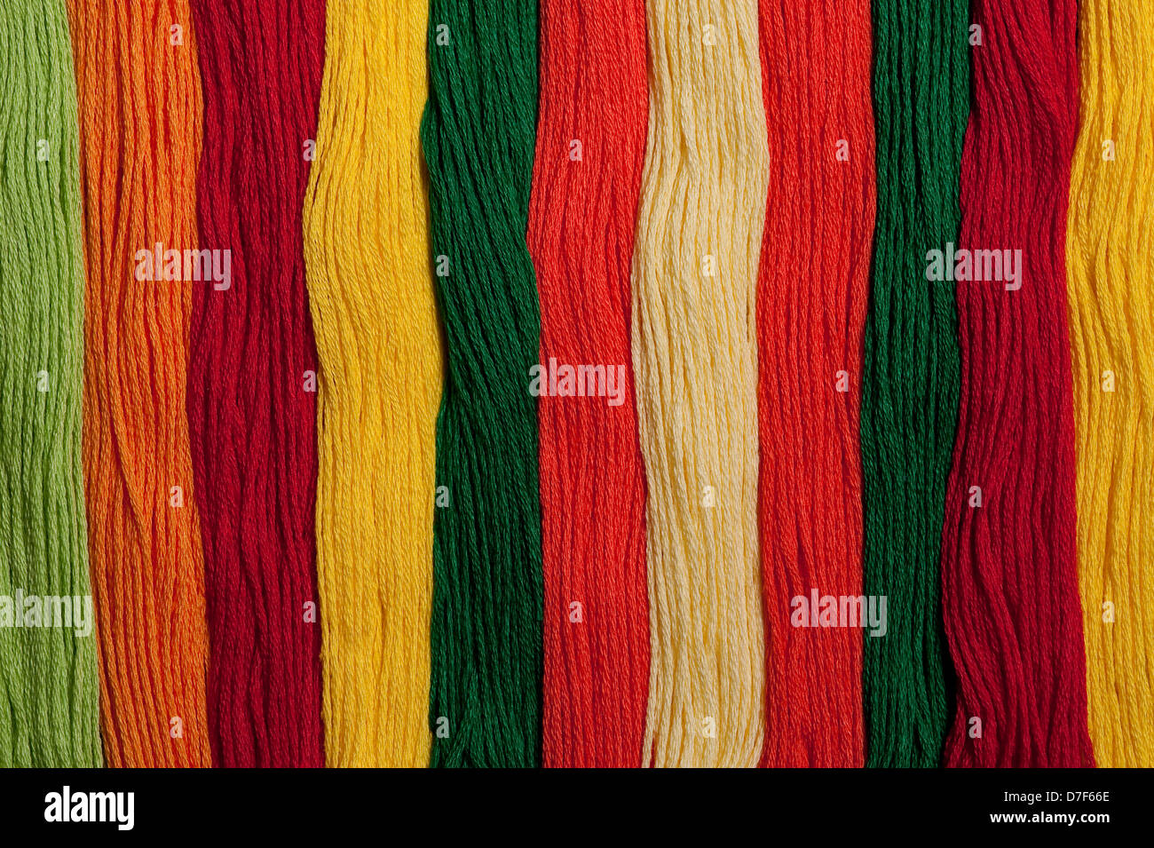 Fil à broder multicolore en lignes, les modèles de couleurs Banque D'Images