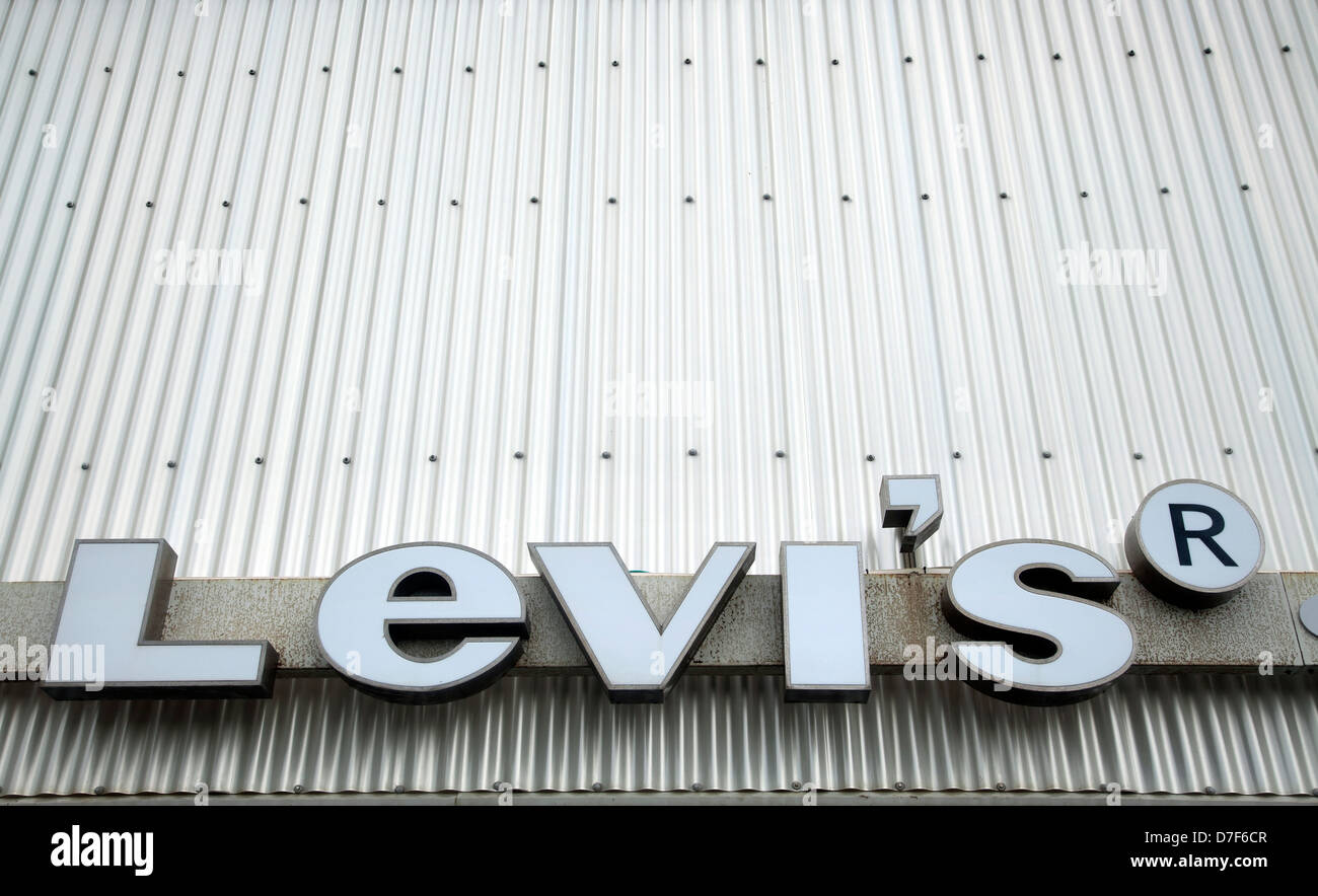 Tel-Aviv Israël - 10ème Marcj 2011 : Levi's logo marque sur fond de métal ondulées. Levi's jeans de marque connue du monde est Banque D'Images