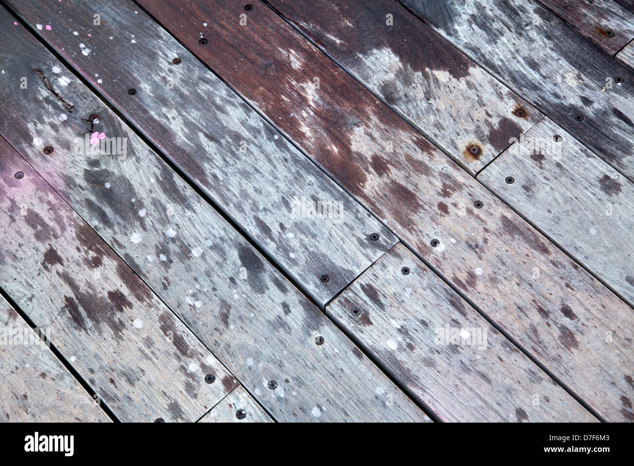 Partiellement mouillée terrasse en bois avec vis, diagonale. Banque D'Images